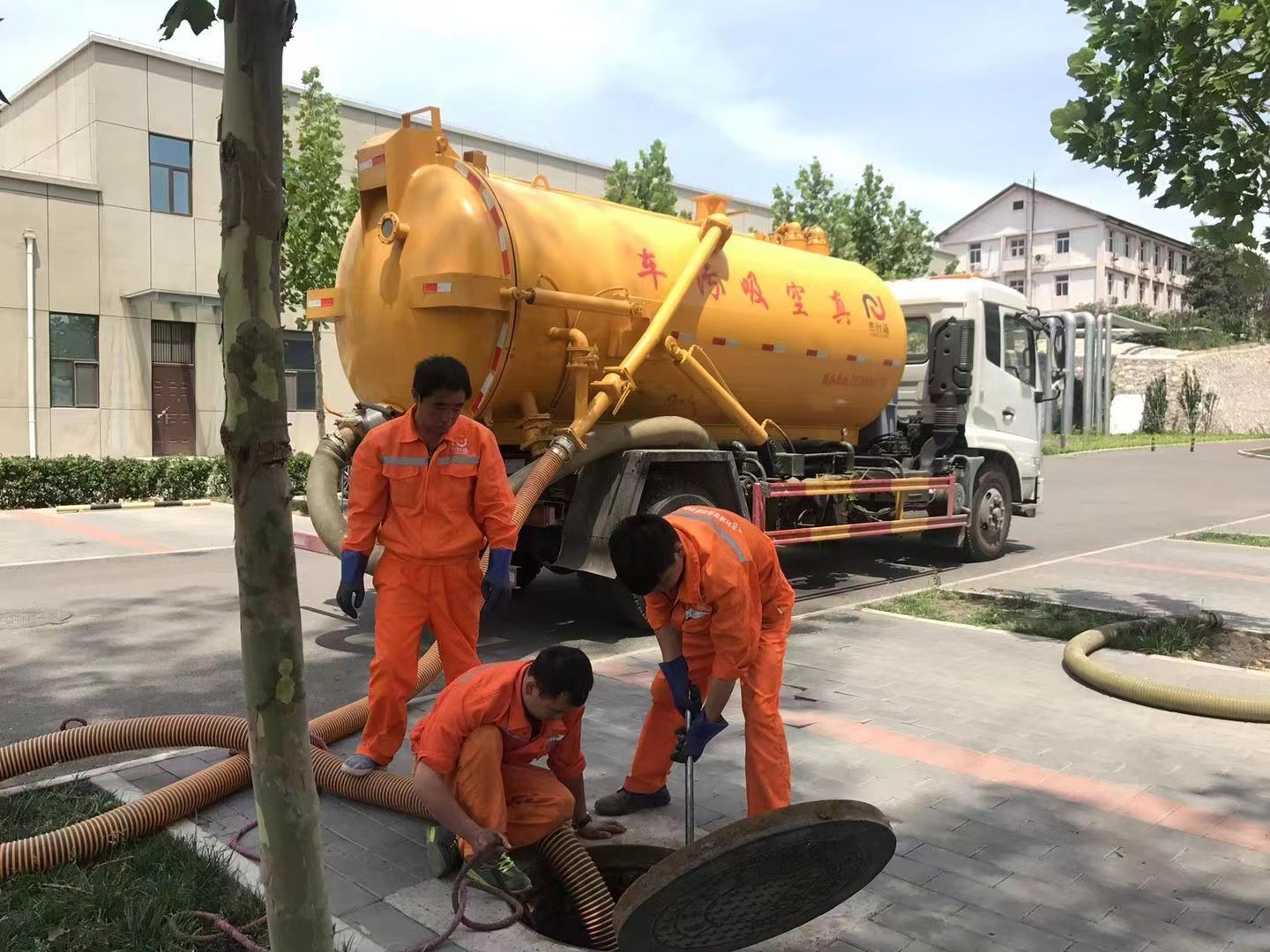 定日化粪池清理与5-8吨吸粪车施工效率分析